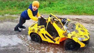 Tisha ride on children's car and stuck in the ground. Тиша застрял в болоте.