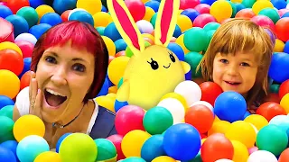 Kids play dolls & Mommy for Lucky! Toy slide & ball pit for kids - Family fun video.