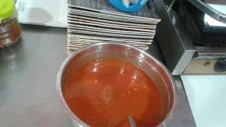 طريقة تحضير صلصة الطماطم الحارة المرافقة لجميع السندويتشات والمشويات معقودة داند كفتة غاية ف اللذة
