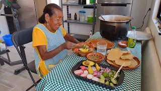 HOY LES ENSEÑO A COCINAR EL POZOLE QUE GUERRERO LE REGALO A MEXICO, UN AUTENTICO POZOLE DE FRIJOL