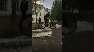 Он упал с велосипеда🙊🙈😱