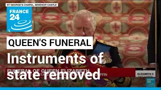 Instruments of state removed from Queen Elizabeth's coffin • FRANCE 24 English