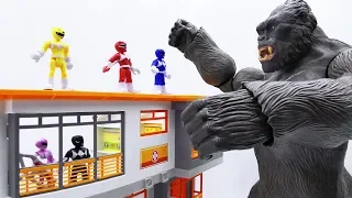 Power Rangers & Marvel Avengers Toys Pretend Play | KING KONG Attack Hospital