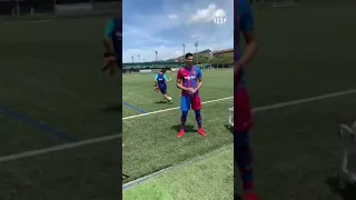 Riqui Puig nutmegs Araujo in training (TWICE!!!)