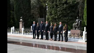 Президент, первая леди и члены их семьи посетили могилу великого лидера Гейдара Алиева