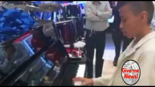 Regalan piano a niño que tocó una melodía en famosa tienda!