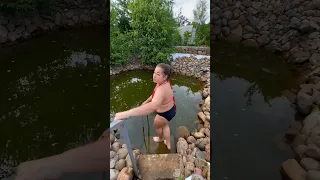 Дочь искупалась в пруду с пираньями..🤦‍♂️🤷🏼‍♀️🐟