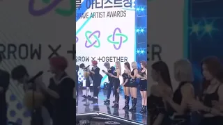 love how soobin had to bend down while Yeji had to tip toe 😭 #shorts #txt #itzy