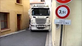 SCANIA V8 Amazing Trucks Driving Skills superbe manoeuvre à Prades rue des Fontaines