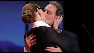 Festival de Cannes : Vincent Lindon embrasse Carole Bouquet en direct
