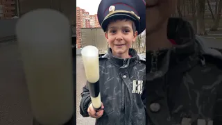 Вот так влияют на людей фуражка и дубинка 😂