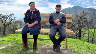 The Peaceful Life of Hermits - Grandpa Repairing an Old Bench and Grandma Cooking a Chicken Dinner!