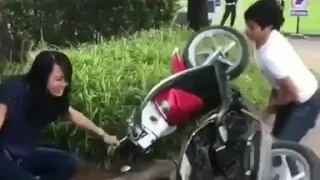 VIRAL !! GA TERIMA DITILANG POLISI, COWOK INI RUSAK MOTOR SCOOPY