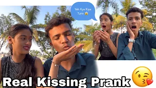 Riya Ke Sath Prank Ho Gaya 😂 || Kissing prank on girlfriend new video 😍