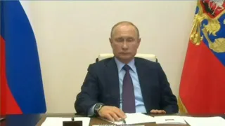 Путин играет с ручкой на совещании