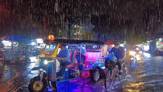 4K 🇹🇭 Walking through Heavy Rain and Lightning in Bangkok, Thailand