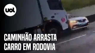 Caminhão arrasta carro na Rodovia Anhanguera, na Grande SP