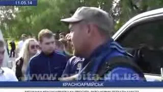Украинские оккупанты захватили Красноармейск, расстрел людей, срыв референдума, 11 05 2014