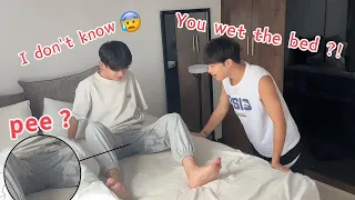 You Wet The Bed ？！Cute Boyfriend Wet The Bed PRANK ［Cute Gay Couple］