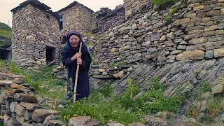 Одна в пустом селе в горах Дагестана (с субтитрами)