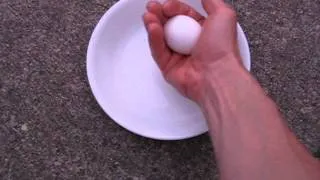 Crush an egg with one hand