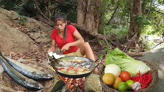 Sea fish lemon steamed with spicy chili Very delicious food -Survival cooking in jungle