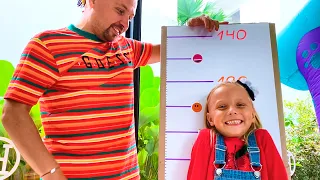 Alicia y papá jugando divertidos desafíos para niños