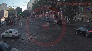 В Днепре возле ТЦ «Нагорка» троллейбус сбил женщину: видео момента аварии