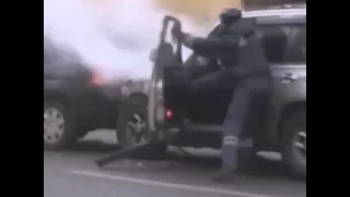 ДПСник пытается помочь выбраться из горящей машины, но ничего не выходит