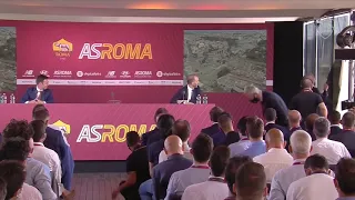 Mourinho frenó la conferencia de prensa para acomodar la escenografía