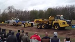 Dump truck pulling sledge at tractor pull