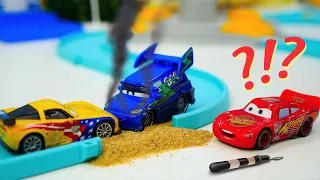 ¡Rayo McQueen provoca un accidente! Coches de juguete. Juegos con coches