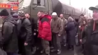Донецк пленные ВСУ на расстрелянной остановке Боссе 22 01 2015 2часть