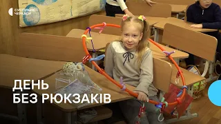 Вагався між корзиною та пакетом, а врешті прийшов з мішком: день без рюкзака