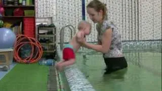 Ребенок в бассейне. Baby in the pool.