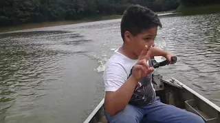 A prendendo a pilotar barco