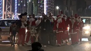 Santa Claus roams Christian town of Iraq, "putting smiles on children's faces"