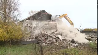 Сносят полуразрушенный взрывом дом в Ильинском