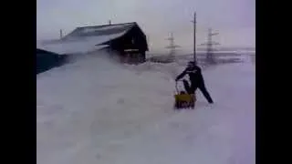 Снегоуборочная машина Целина в работе.