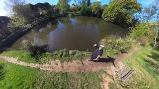 Un gros poisson dans ce petit TROU d'eau