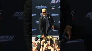 The Undisputed WWE Champion receives a warm welcome from the fans of Lyon! 🔥