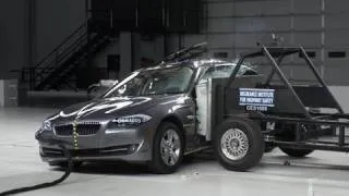 2011 BMW 5 series side IIHS crash test