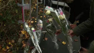 Johnny: les fans devant le funérarium près du "grand homme"