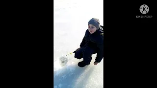 Артём с Ванькой на зимней рыбалке