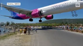 Skiathos (Grecia), l’aereo atterra e sfiora i turisti