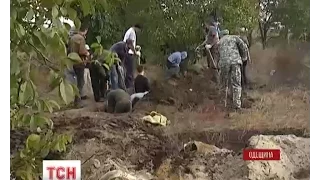 Одесити-добровольці щосуботи допомагають військовим укріплювати блокпости довкола Одеси