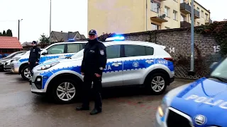 Policjanci oddając honory i przy włączonych sygnałach pożegnali odchodzącego ze służby Komendanta