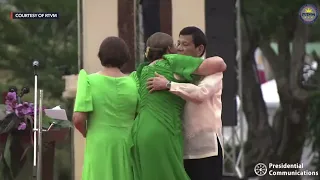 Sara Duterte embraces her parents Rodrigo and Elizabeth