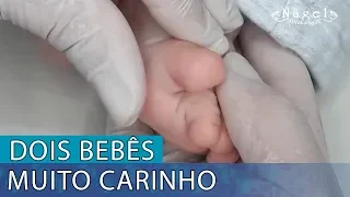 DOIS BEBÊS E MUITO CARINHO ENVOLVIDO