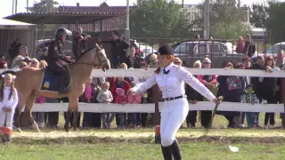 Женщина-полицейский с шашкой утерла нос казакам